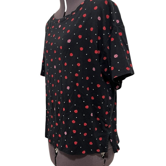 Disney Tops - Uniqlo x Disney Short Sleeve Snow White Poison Apple Tee Size XS